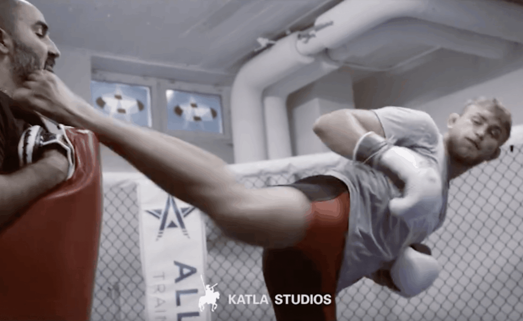 Alexander Gustafsson envoie un kick en pleine mâchoire à son coach, qui ne bronche pas