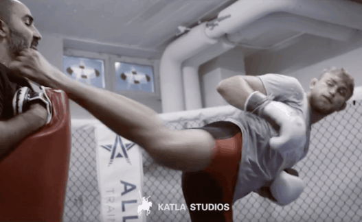 Alexander Gustafsson envoie un kick en pleine mâchoire à son coach, qui ne bronche pas