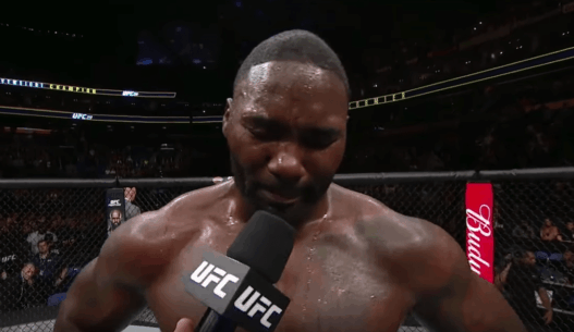 Anthony Johnson annonce sa retraite au bord des larmes – la départ d’un roi sans couronne