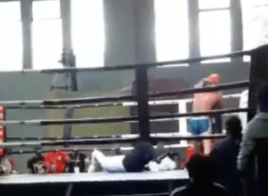 Lors du championnat de Muay Thai, l’arbitre se fait mettre KO