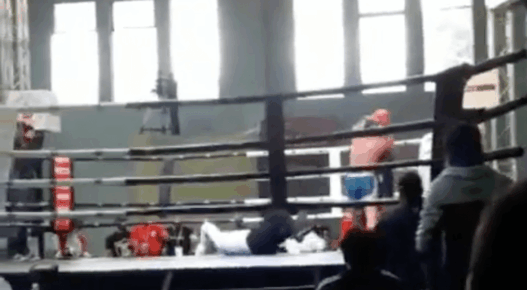 Lors du championnat de Muay Thai, l’arbitre se fait mettre KO