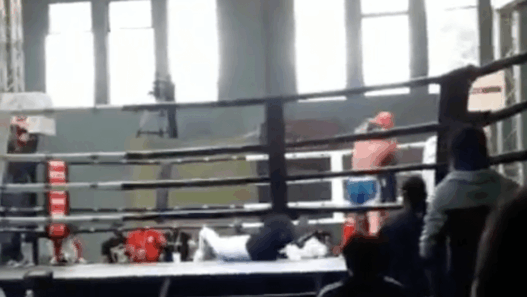 Lors du championnat de Muay Thai, l’arbitre se fait mettre KO