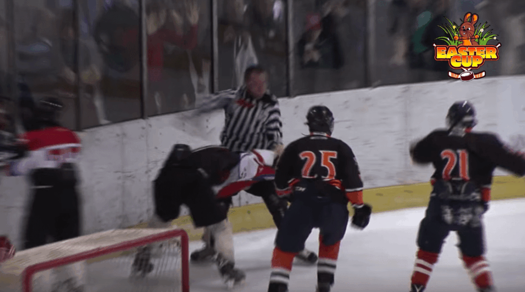 Baston générale entre les joueurs et arbitres lors d’un match de hockey