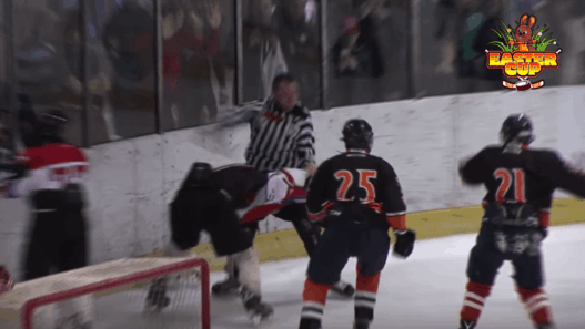 Baston générale entre les joueurs et arbitres lors d’un match de hockey