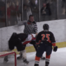 Baston générale entre les joueurs et arbitres lors d’un match de hockey