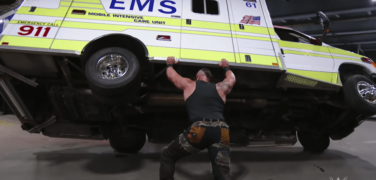 Braun Strowman balance une ambulance avec Roman Reigns dedans