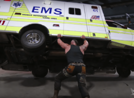 Braun Strowman balance une ambulance avec Roman Reigns dedans