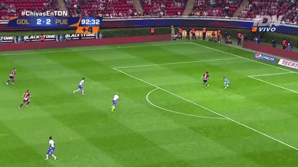 Cristian Campestrini oublie complètement l’attaquant dans son dos à la 93e