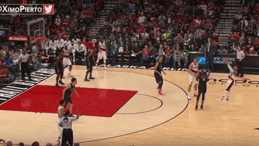 La grosse action à 4 points de Damian Lillard contre les Suns