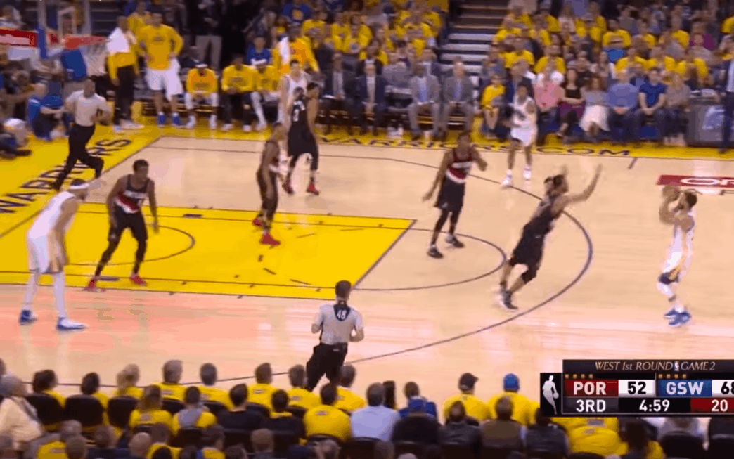 Damian Lillard tente le trois-points lointain, se rate, et Curry lui répond