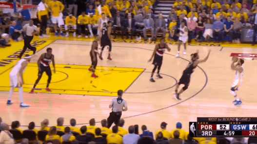 Damian Lillard tente le trois-points lointain, se rate, et Curry lui répond