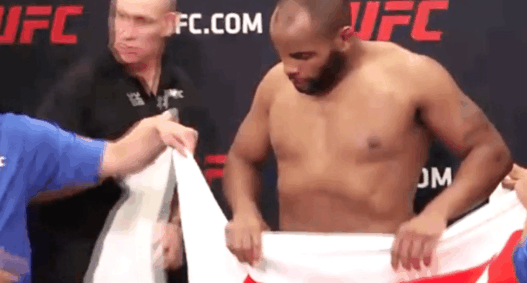 Daniel Cormier perd miraculeusement plus de 550g en 2 minutes