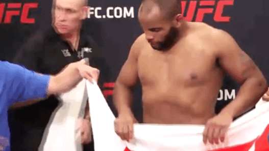 Daniel Cormier perd miraculeusement plus de 550g en 2 minutes