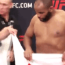 Daniel Cormier perd miraculeusement plus de 550g en 2 minutes