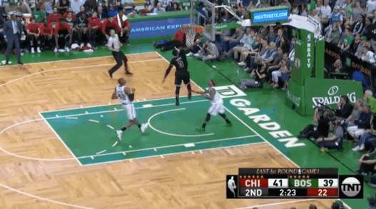 Dwyane Wade bloqué par le cercle contre les Boston Celtics