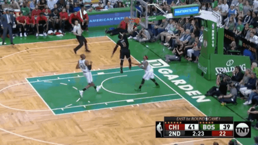 Dwyane Wade bloqué par le cercle contre les Boston Celtics