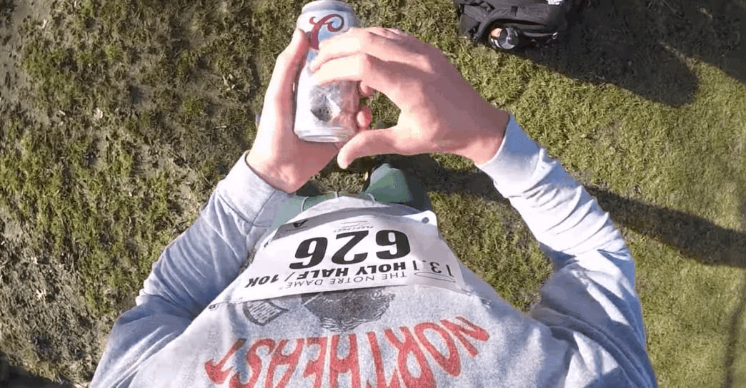 Emmet Farnan court un semi-marathon en buvant une bière tous les 1.6km