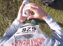 Emmet Farnan court un semi-marathon en buvant une bière tous les 1.6km