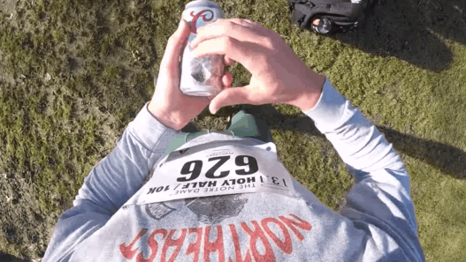 Emmet Farnan court un semi-marathon en buvant une bière tous les 1.6km