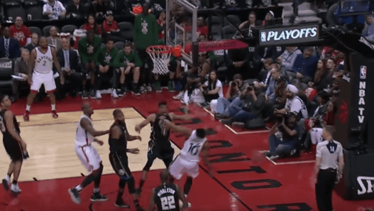 GIannis Antetokounmpo envoie le contre sur DeRozan et se prend une technique