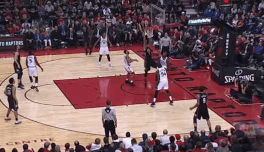 Giannis Antetokounmpo et son dunk "Antetokounmpien" sur Ibaka