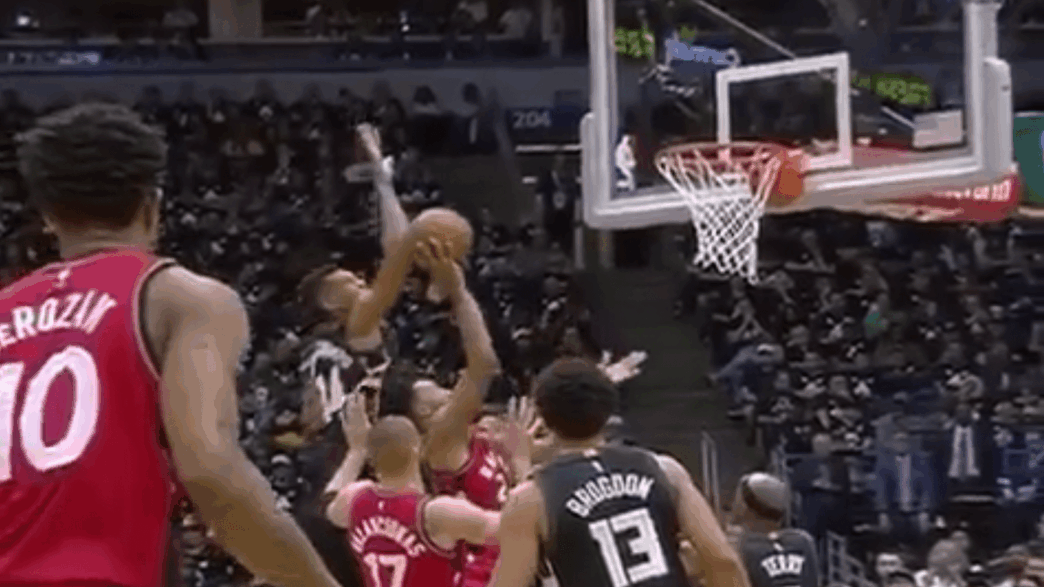 Giannis Antetokounmpo contre Raptors