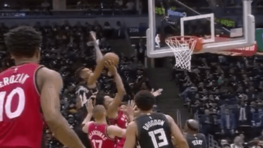 Giannis Antetokounmpo contre Raptors