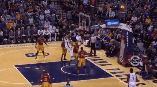 Giannis Antetokounmpo explose Myles Turner