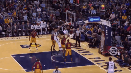 Giannis Antetokounmpo explose Myles Turner