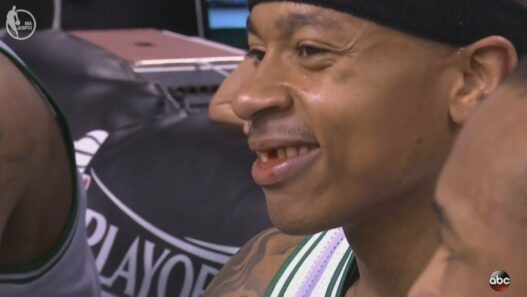 Isaiah Thomas perd une dent puis claque deux trois-points de suite