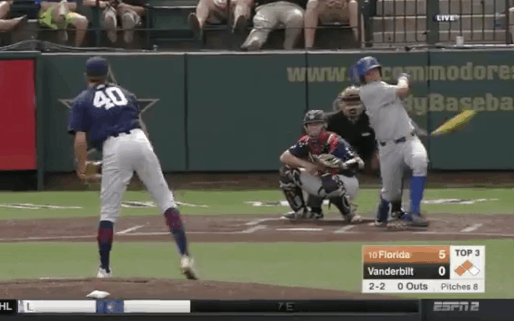 JJ Schwarz explose sa batte en aluminium en plein match