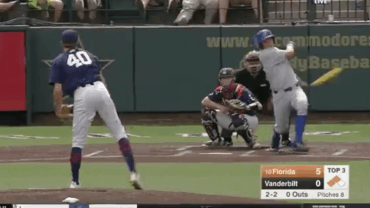 JJ Schwarz explose sa batte en aluminium en plein match