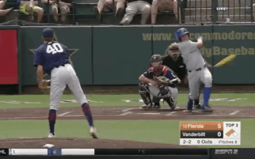 JJ Schwarz explose sa batte en aluminium en plein match