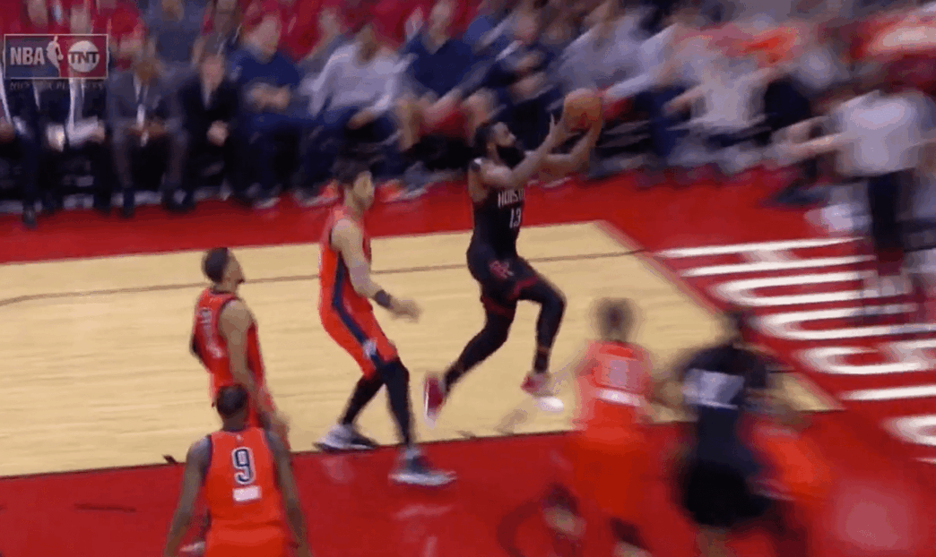 James Harden fait la totale à Enes Kanter lors du Game 1