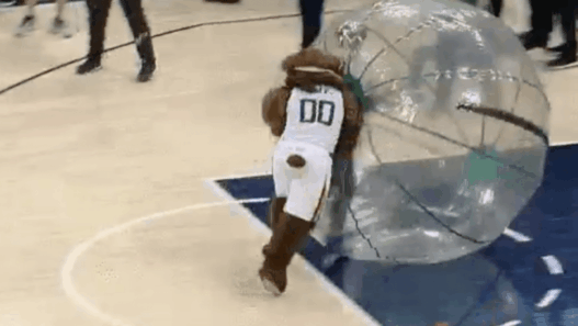 La mascotte du Jazz défonce un fan des Clippers qui avait embêté un gamin