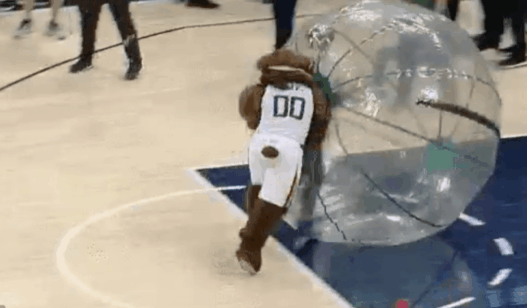 La mascotte du Jazz défonce un fan des Clippers qui avait embêté un gamin