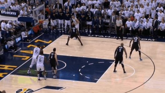 Joe Ingles attend DeAndre, réussit le trois-points sur sa tête et le fixe en revenant dans sa moitié de terrain