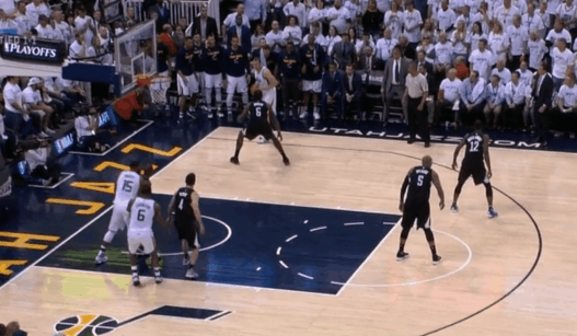 Joe Ingles attend DeAndre, réussit le trois-points sur sa tête et le fixe en revenant dans sa moitié de terrain