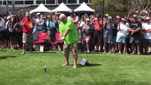 John Daly arrive pieds nus, pose la balle sur une bière, la suite est magnifique