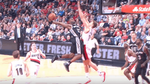 Jonathon Simmons explose Meyers Leonard