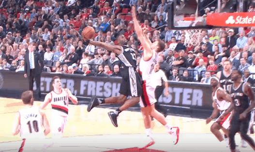 Jonathon Simmons explose Meyers Leonard