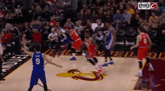 Kyrie Irving s’est pris sa première faute flagrante pour protéger LeBron James