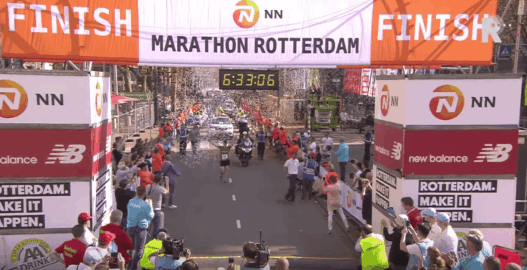 Le superbe hommage rendu à la dernière du marathon de Rotterdam
