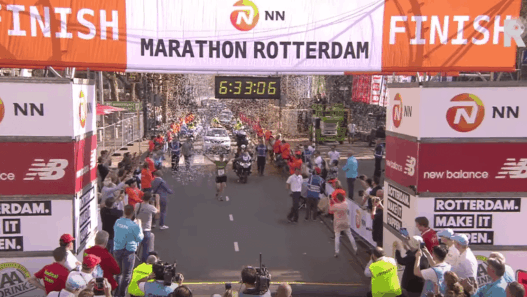 Le superbe hommage rendu à la dernière du marathon de Rotterdam