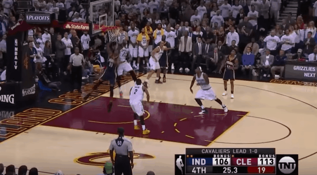 LeBron James a envoyé la tentative de Myles Turner dans les gradins