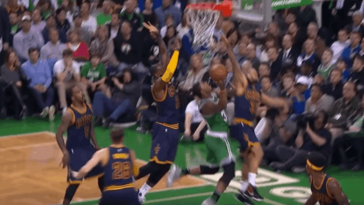 LeBron fait la totale sur une séquence folle – dunk puis bloc et High Five aux fans