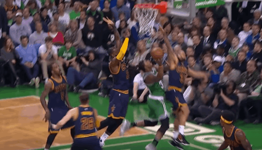 LeBron fait la totale sur une séquence folle – dunk puis bloc et High Five aux fans