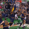 LeBron fait la totale sur une séquence folle – dunk puis bloc et High Five aux fans