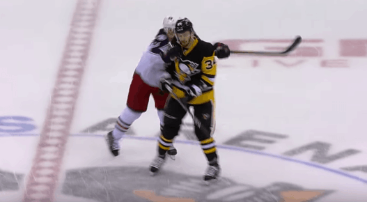 Matt Calvert explose sa crosse sur Tom Kuhnhackl puis le démonte