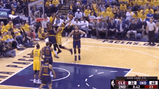 Myles Turner termine Tristan Thompson sur LE dunk des playoffs